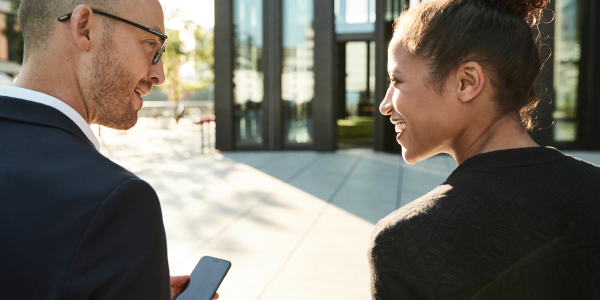 Para idzie do biura i rozmawia